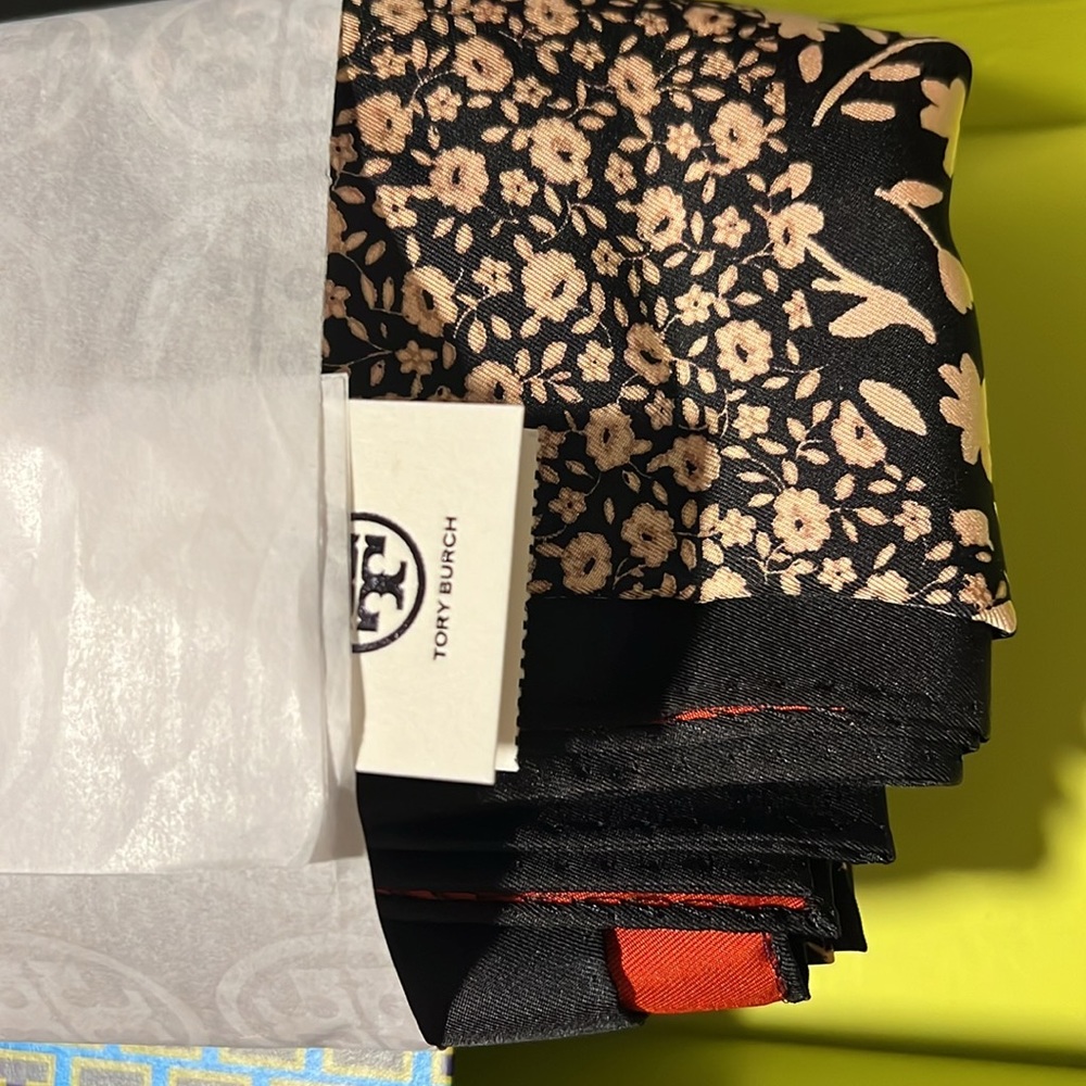 NWT TORY BURCH square scarf 100%silk twill Reversible Digital printed gift box